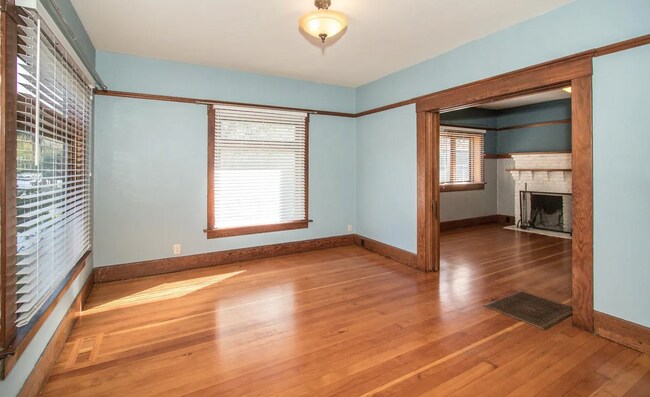 Foto del edificio - 3 Bed, 1 Bath Home by Downtown!