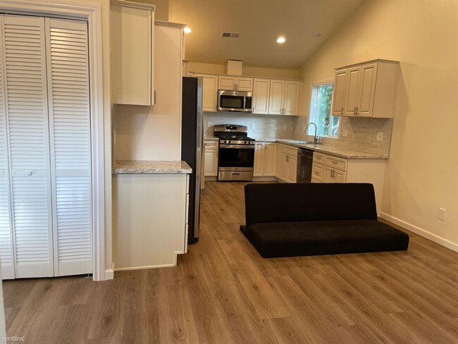 Building Photo - 2 br, 2 bath Duplex - 879 Central Avenue