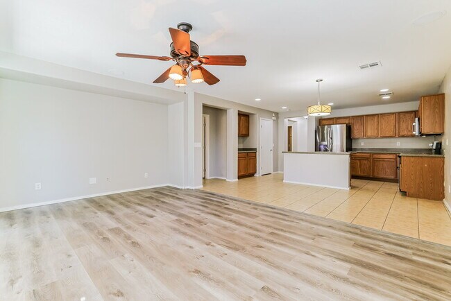 Foto del edificio - 1505 E Lakeview Dr