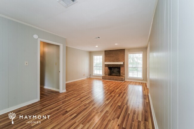 Building Photo - Gorgeous Home with Large Backyard