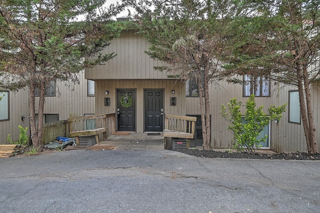 Building Photo - 109 Beechnut St