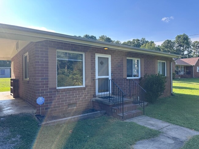 Adorable Two Bedroom House in the New Have... - Adorable Two Bedroom House in the New Have...