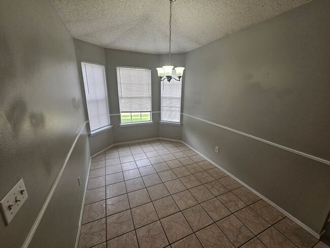 Building Photo - Nice 3 bedroom 2 bath home with fenced in ...