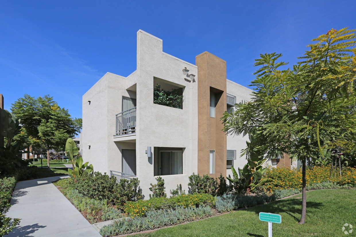 Navajo Bluffs Apartments in San Diego, CA