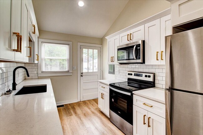 Foto del edificio - Welcome to this beautifully renovated cond...