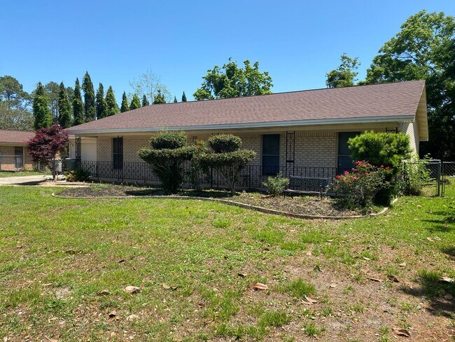 Building Photo - Four bedroom home convenient to bases & sh...