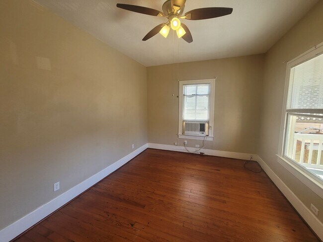 Foto del edificio - East End Upstairs 2 Bedroom Cottage