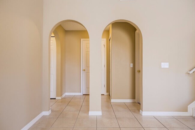 Building Photo - 2712 Whispering Trails Dr