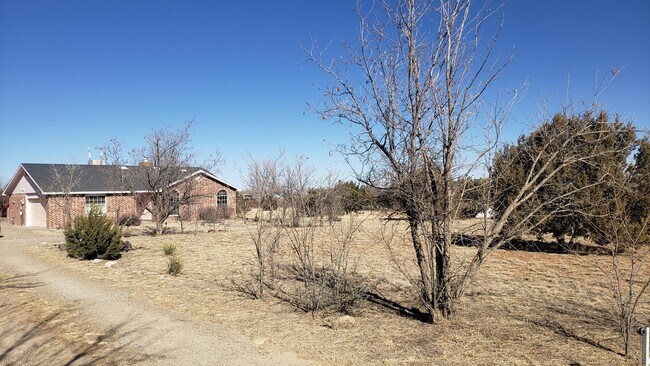 Foto del edificio - 33 Mustang Rd