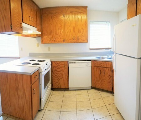 Kitchen - 919 28th St NE
