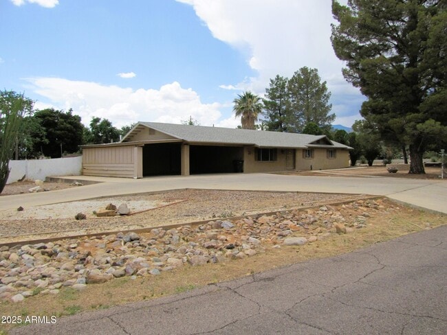 Building Photo - 947 S Cardinal Ave