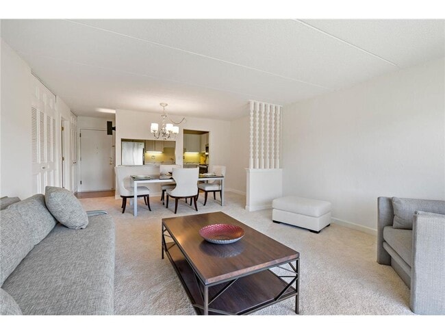 Foto del edificio - 10411 Cedar Lk Rd S