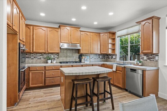 Foto del edificio - Elegant & Spacious 4 Bedroom Home Near Fol...