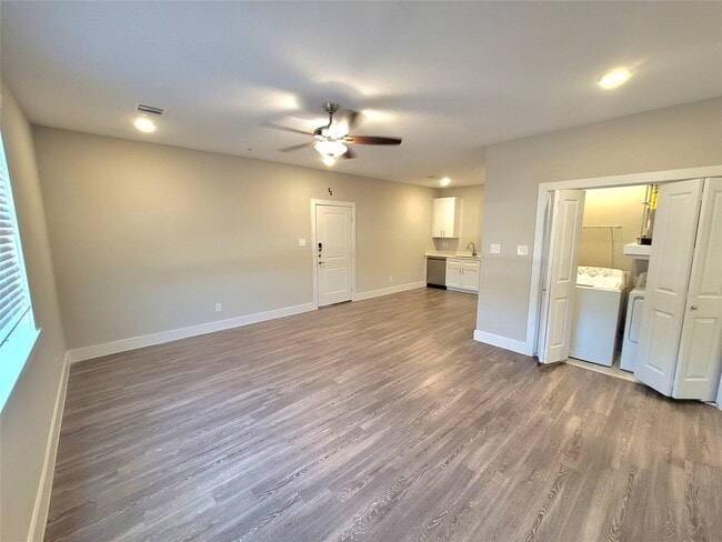 Building Photo - 1620 Crestdale Dr