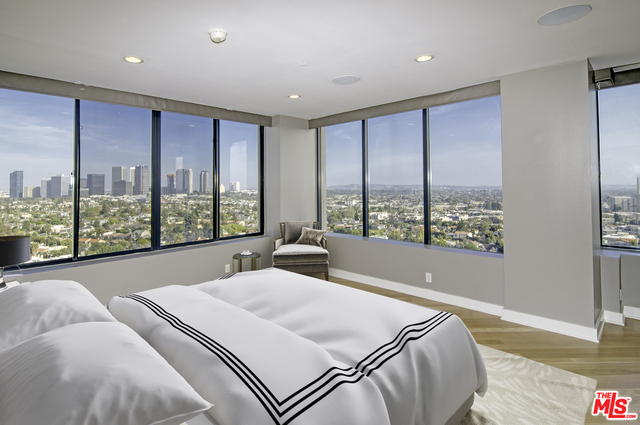 Building Photo - 10724 Wilshire Blvd