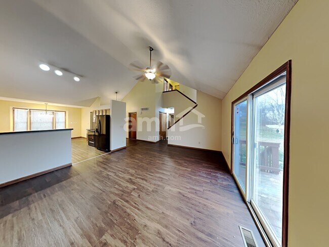 Building Photo - 1080 Oxford Dr N