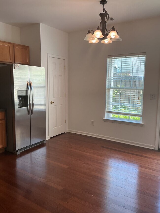 Building Photo - Move-In Ready 2-Bedroom Townhouse in the H...