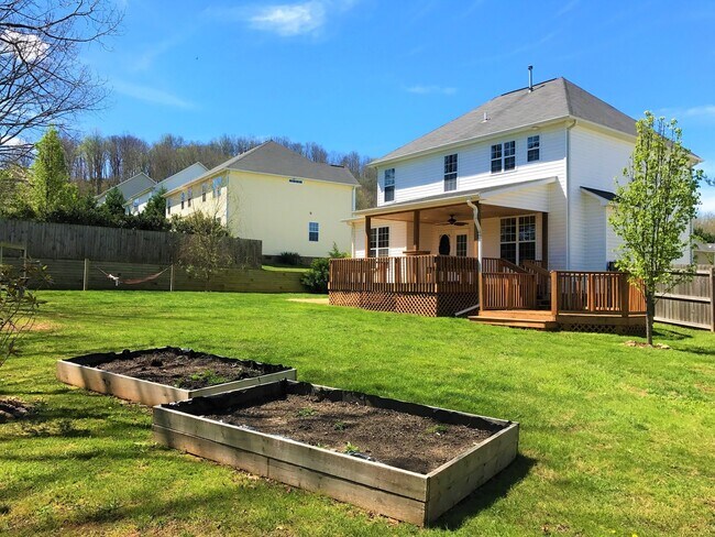 Building Photo - Great Family Home -  Fenced Backyard - Gar...