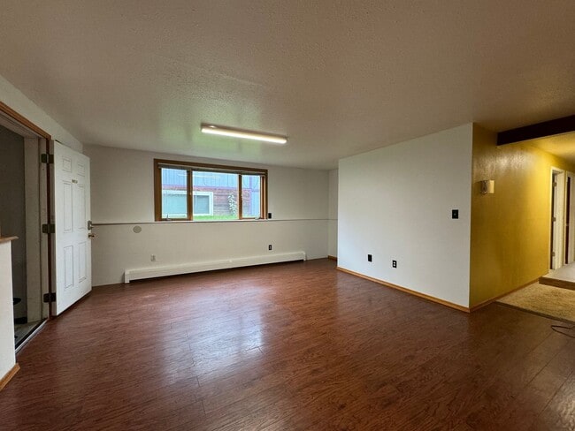 Building Photo - 3 Bedroom 1 -1/2 Bath Lower Apartment with...