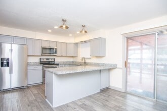 Building Photo - 543 Applewood Dr