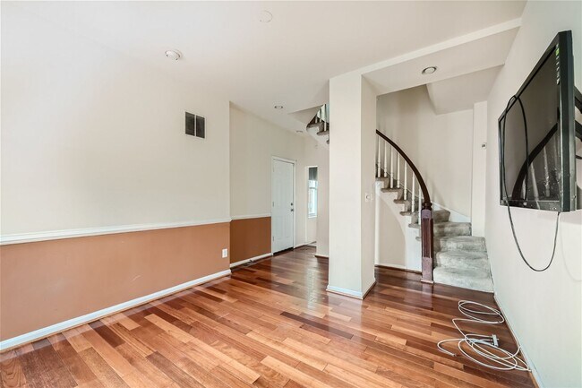 Foto del edificio - 5 Bed 3 Bath | 1762 sqft | $2000 | 36 Park...