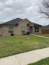 Building Photo - 1827 Lake Travis Dr