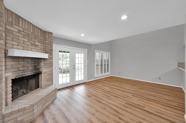 Foto del edificio - 3843 Knollcrest Dr