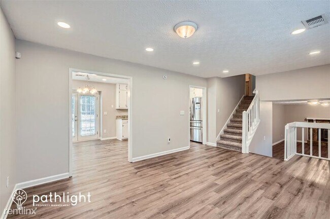 Foto del edificio - 3 br, 2 bath House - 688 Slew Avenue UNIT