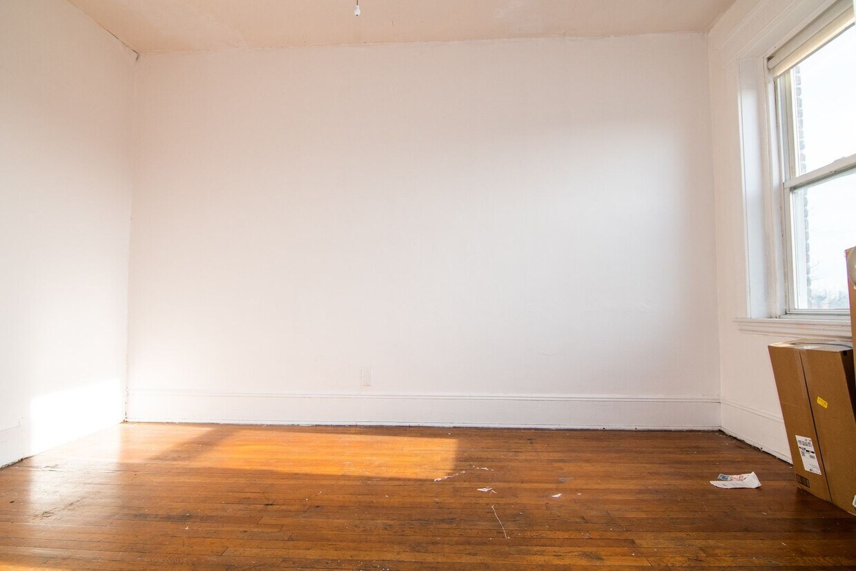 Primary Photo - Great BU two bedroom, high ceilings, great living room