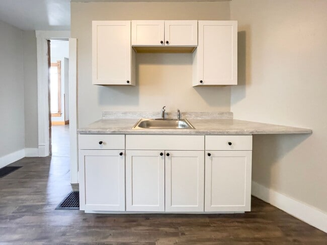 Building Photo - 700 W Powers St