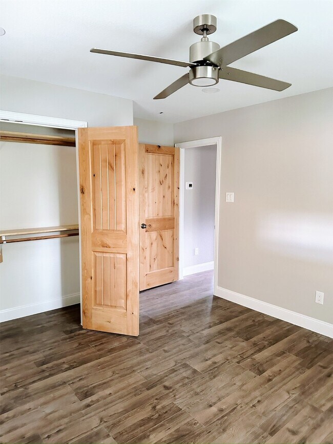 Foto del edificio - 307 N Ennis St