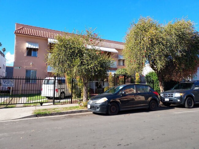 Foto del edificio - 1645 N Harvard Blvd