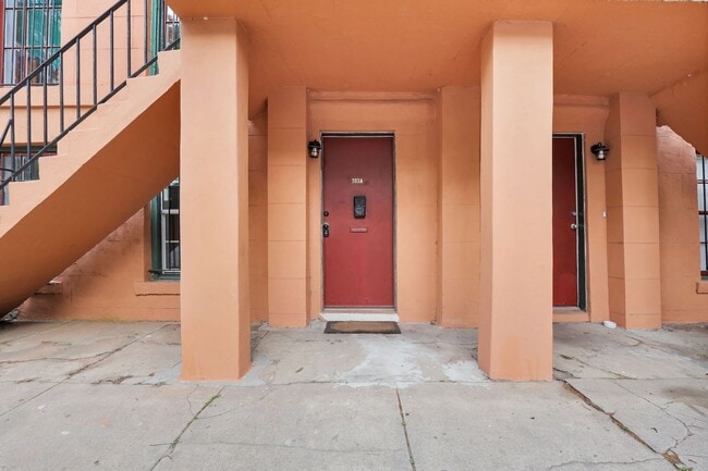 Building Photo - 703 Barnard St