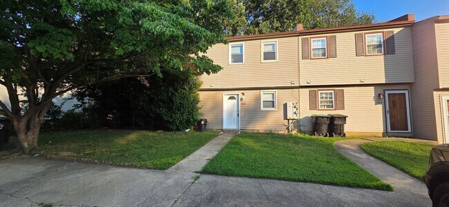 Foto del edificio - Spacious 3 Bedroom 1.5 Bath Townhome for RENT
