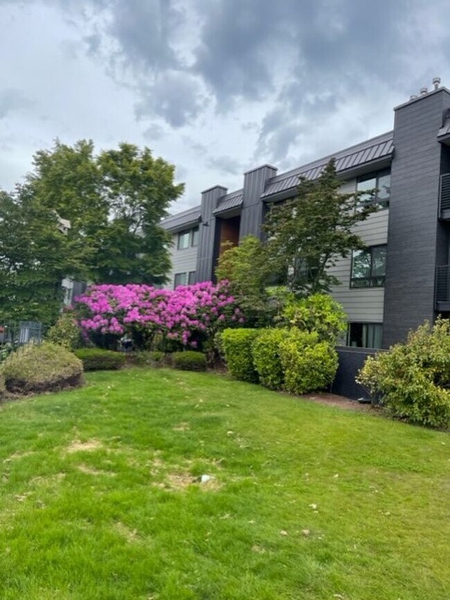 Foto del edificio - 2-bedroom, 2-bath Condo in Northgate. 2 pa...