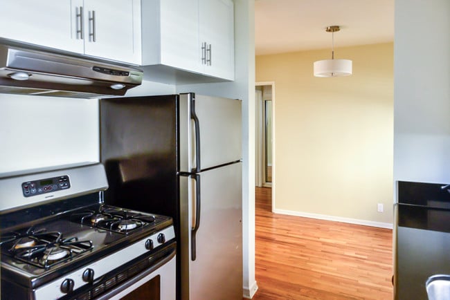 Building Photo - 608 San Vicente Blvd