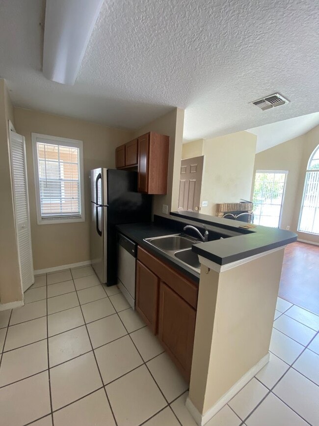 Building Photo - Lovely 2 Bedroom / 2 Bathroom - 1st Floor ...