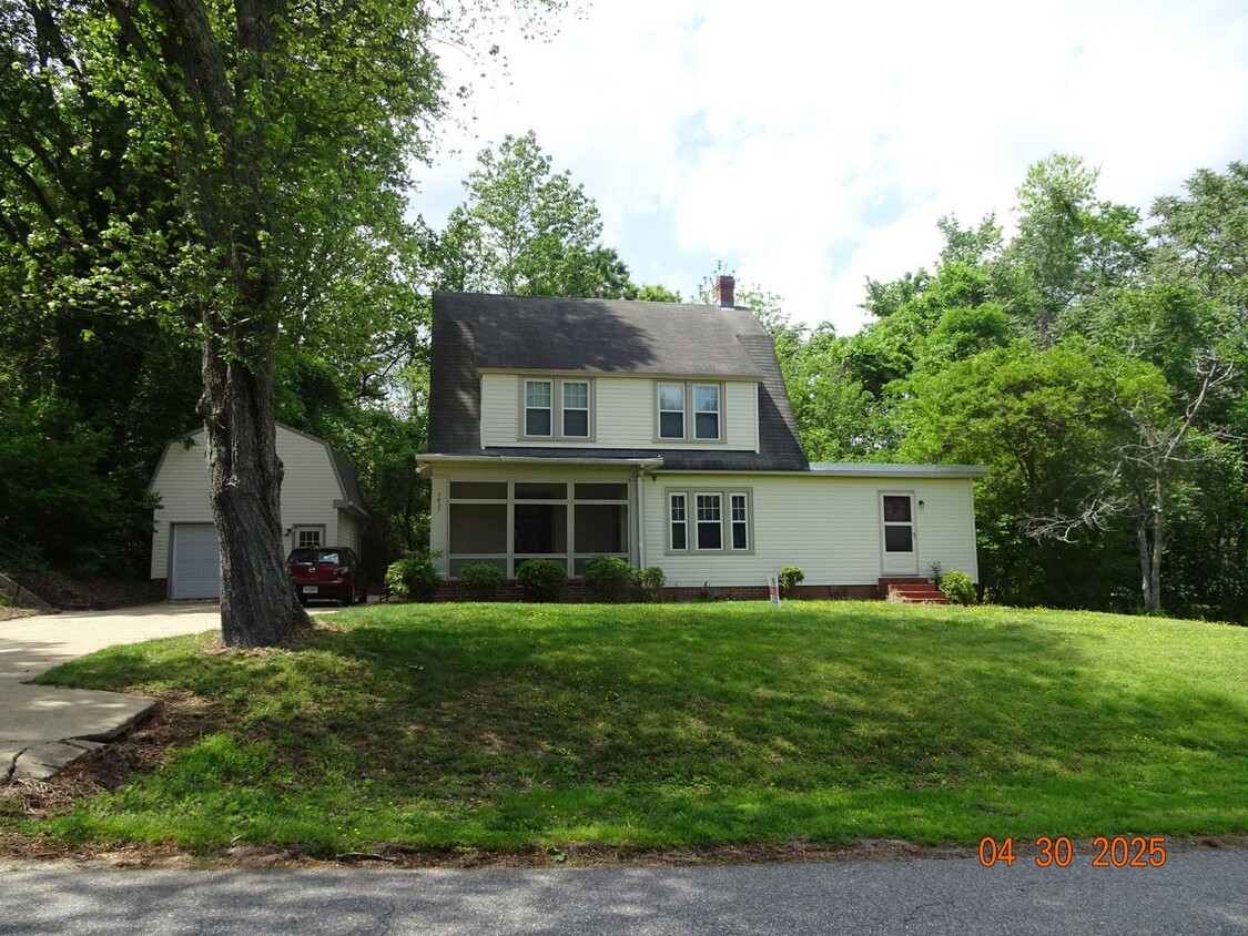 Foto principal - 2 Story Home in Toano VA for Rent