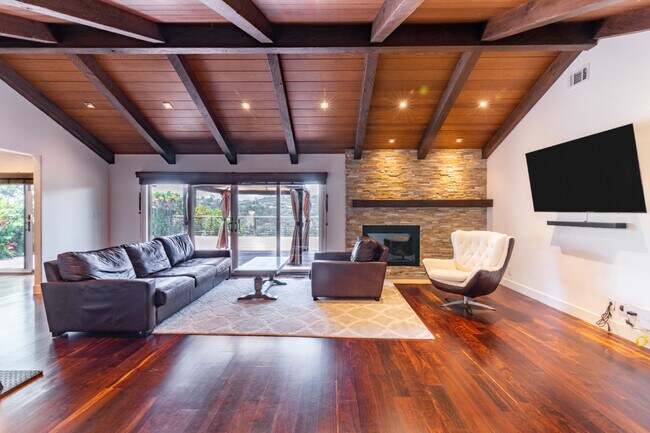 Foto del edificio - 1230 Highland Ct