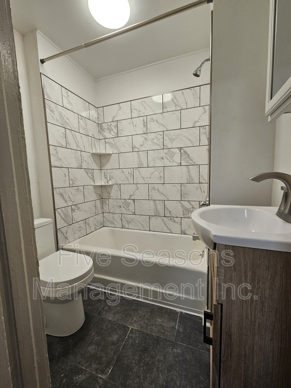 Building Photo - 206-208-208 N Champlain St