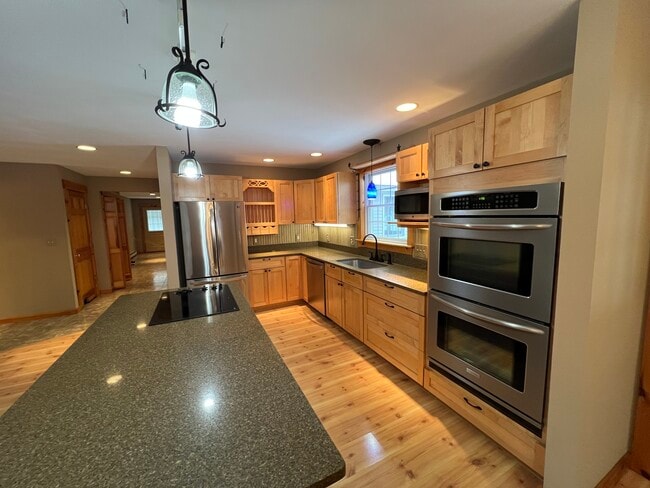 Building Photo - 2-12 Yvonne St