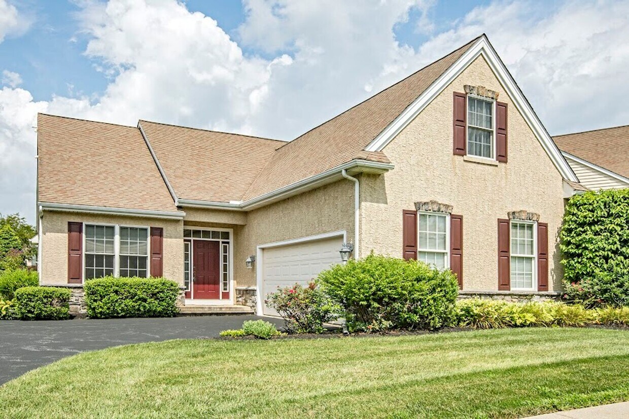 Foto principal - Beautiful 3 bedroom, 3 bath home in over 5...