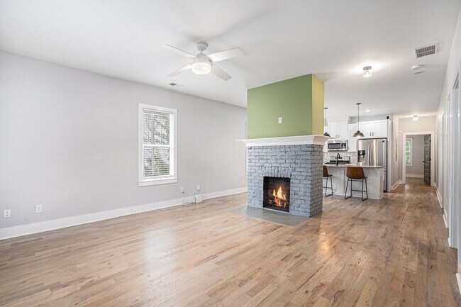 Building Photo - 4 Bedroom 3 Bath w/ Full Studio Basement