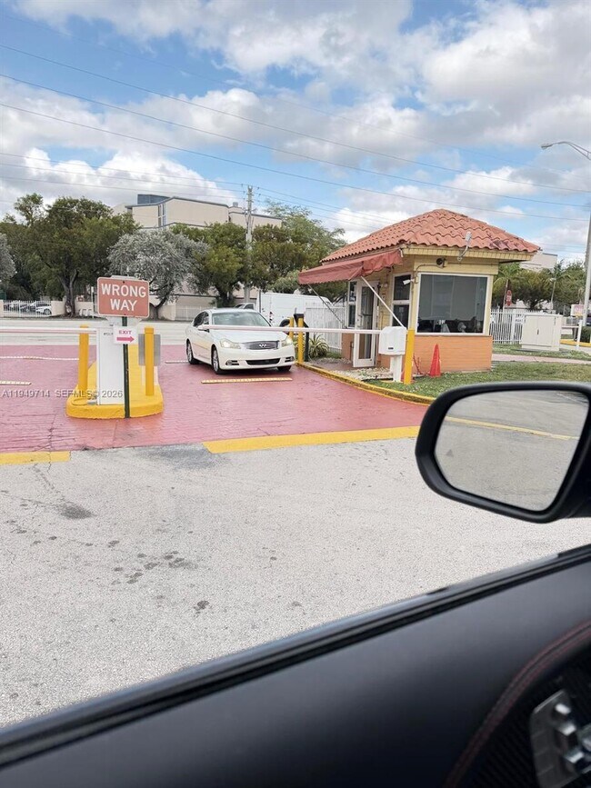 Foto del edificio - 7010 NW 186th St