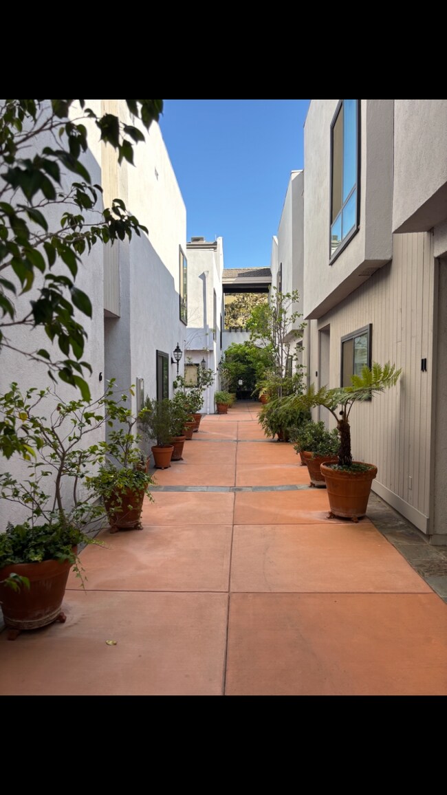 Foto del edificio - 10933 Wellworth Ave