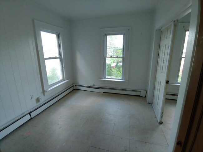 Building Photo - 22 Oak St