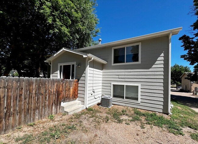 Building Photo - Free September Rent! Updated 5 Bed 2 Bath ...