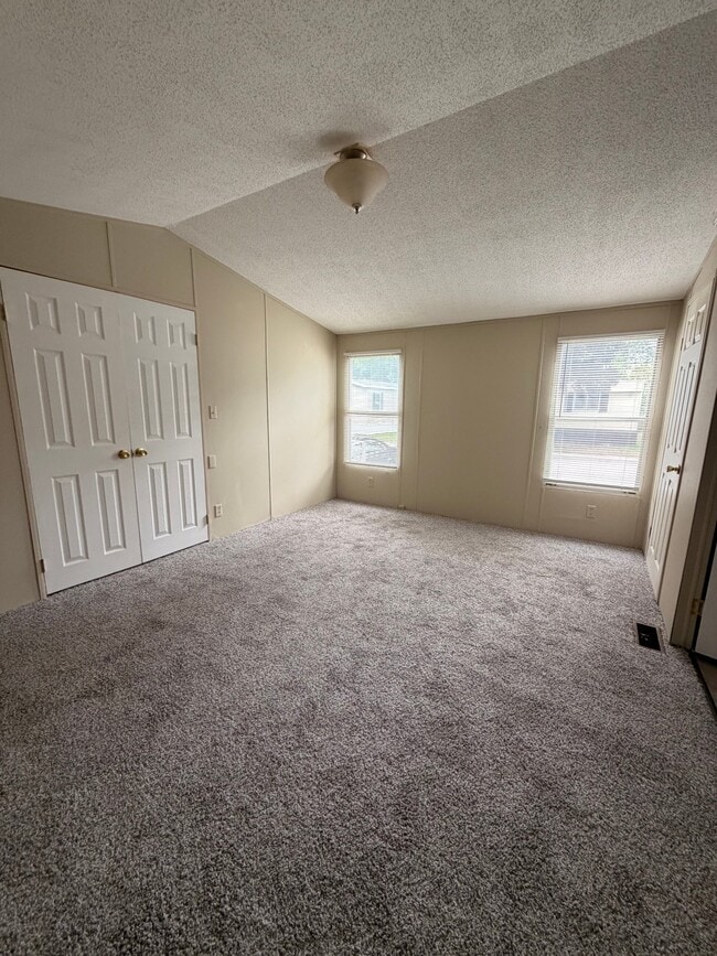 Building Photo - 215 Lakeshore Cir