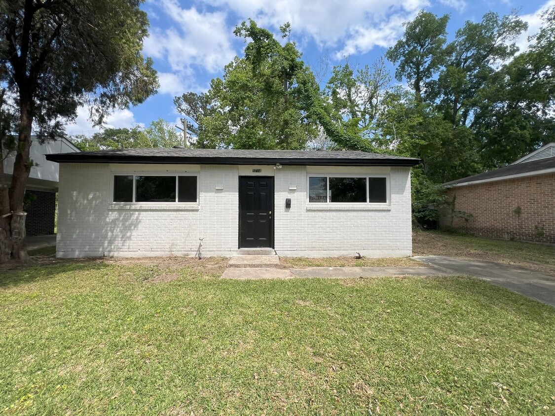 Primary Photo - 2-bedroom, 1-bathroom house located in Bat...