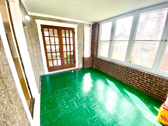 Sala de entrada acristalada - 2072 S Humboldt St